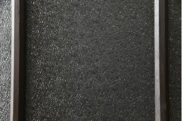 ドアをリペア&カスタム!高さと幅をリサイズし、ローラー締まりの取り付け加工。濃い茶色で着色仕上げ。(ガラス扉、建具)