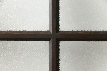 ドアをリペア&カスタム!高さと幅をリサイズし、ローラー締まりの取り付け加工。濃い茶色で着色仕上げ。(ガラス扉、建具)