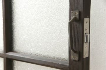 ドアをリペア&カスタム!高さと幅をリサイズし、ローラー締まりの取り付け加工。濃い茶色で着色仕上げ。(ガラス扉、建具)