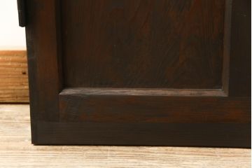 ドアをリペア&カスタム!高さと幅をリサイズし、ローラー締まりの取り付け加工。濃い茶色で着色仕上げ。(ガラス扉、建具)