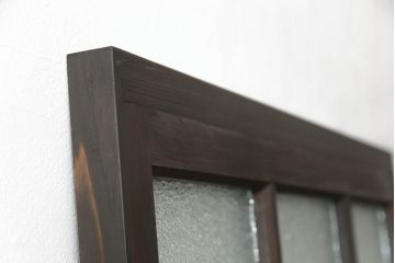 ドアをリペア&カスタム!高さと幅をリサイズし、ローラー締まりの取り付け加工。濃い茶色で着色仕上げ。(ガラス扉、建具)