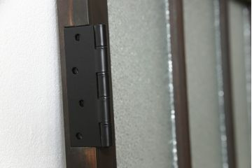 ドアをリペア&カスタム!高さと幅をリサイズし、ローラー締まりの取り付け加工。濃い茶色で着色仕上げ。(ガラス扉、建具)