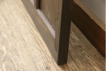 ドアをリペア&カスタム!高さと幅をリサイズし、ローラー締まりの取り付け加工。濃い茶色で着色仕上げ。(ガラス扉、建具)