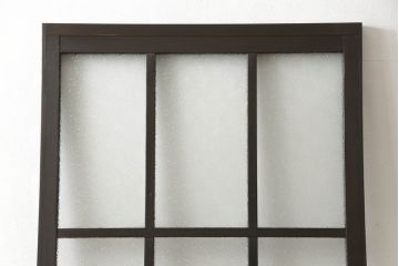 ドアをリペア&カスタム!高さと幅をリサイズし、ローラー締まりの取り付け加工。濃い茶色で着色仕上げ。(ガラス扉、建具)