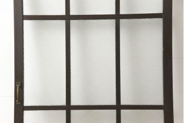 ドアをリペア&カスタム!高さと幅をリサイズし、ローラー締まりの取り付け加工。濃い茶色で着色仕上げ。(ガラス扉、建具)