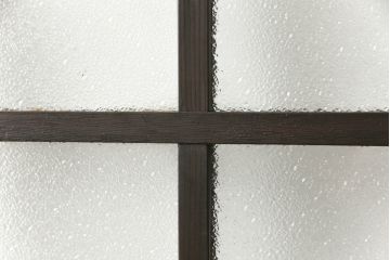 ドアをリペア&カスタム!高さと幅をリサイズし、ローラー締まりの取り付け加工。濃い茶色で着色仕上げ。(ガラス扉、建具)