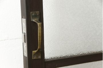 ドアをリペア&カスタム!高さと幅をリサイズし、ローラー締まりの取り付け加工。濃い茶色で着色仕上げ。(ガラス扉、建具)