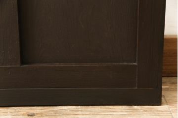 ドアをリペア&カスタム!高さと幅をリサイズし、ローラー締まりの取り付け加工。濃い茶色で着色仕上げ。(ガラス扉、建具)