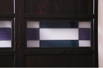 明治期のガラス帯戸2枚をリペア&カスタム!オリジナルのステンドグラスをはめ込み、濃い茶色で着色仕上げ。(引き戸、板戸、ガラス戸、建具)