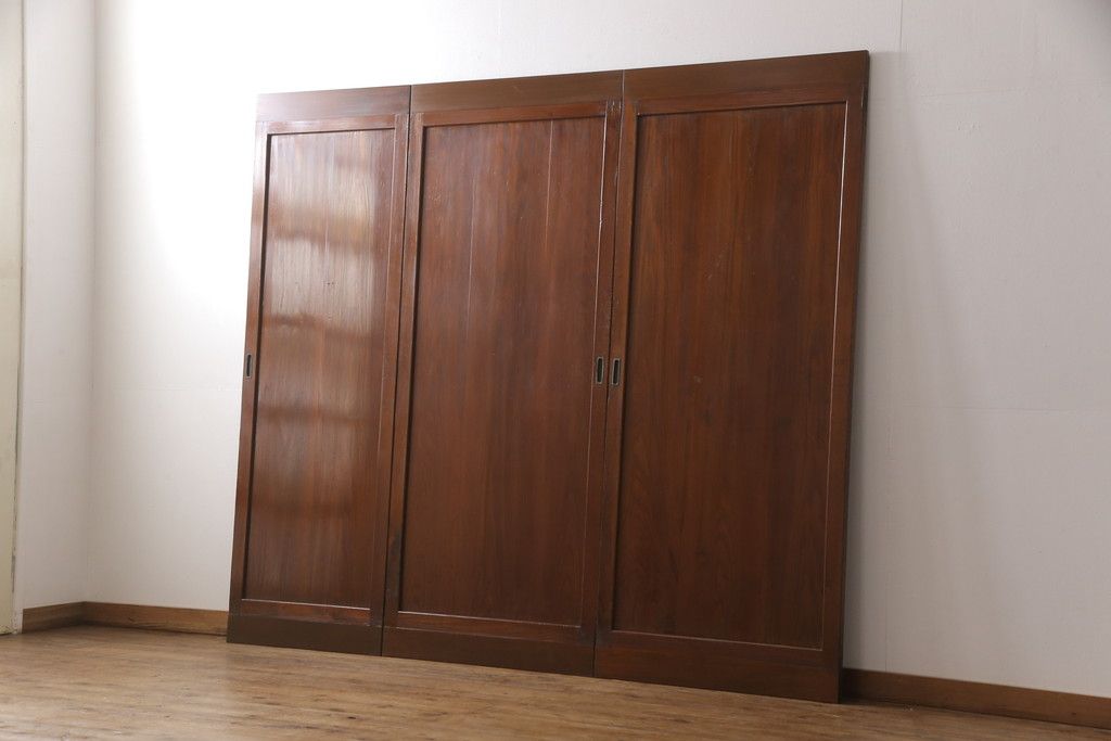 昭和初期の板戸3枚セットをリペア&カスタム!高さと幅をリサイズし、それぞれ片引戸として使えるようリメイク。現状をベースに1トーン落ち着いた色味に着色仕上げ。(建具、引き戸)