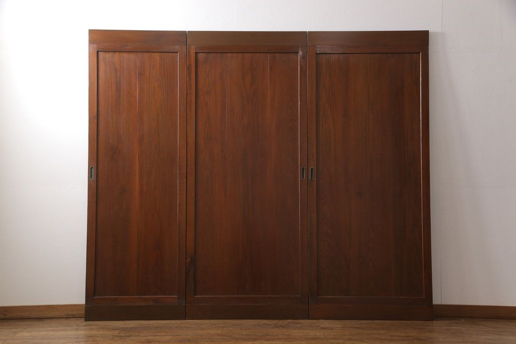 昭和初期の板戸3枚セットをリペア&カスタム!高さと幅をリサイズし、それぞれ片引戸として使えるようリメイク。現状をベースに1トーン落ち着いた色味に着色仕上げ。(建具、引き戸)