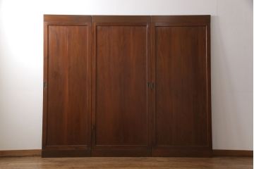 昭和初期の板戸3枚セットをリペア&カスタム!高さと幅をリサイズし、それぞれ片引戸として使えるようリメイク。現状をベースに1トーン落ち着いた色味に着色仕上げ。(建具、引き戸)