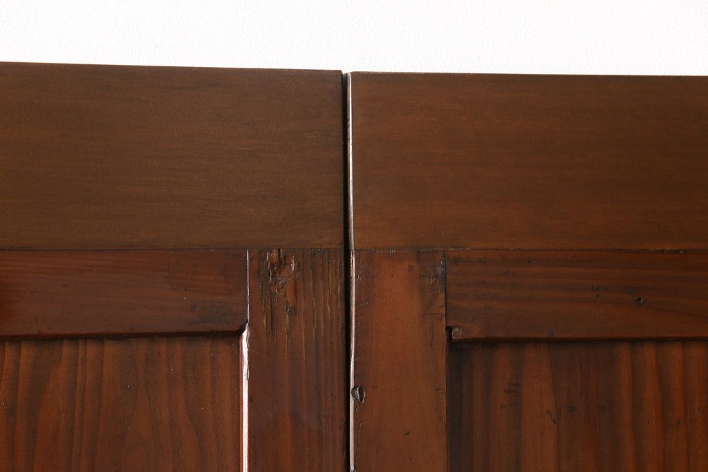 昭和初期の板戸3枚セットをリペア&カスタム!高さと幅をリサイズし、それぞれ片引戸として使えるようリメイク。現状をベースに1トーン落ち着いた色味に着色仕上げ。(建具、引き戸)