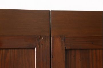 昭和初期の板戸3枚セットをリペア&カスタム!高さと幅をリサイズし、それぞれ片引戸として使えるようリメイク。現状をベースに1トーン落ち着いた色味に着色仕上げ。(建具、引き戸)