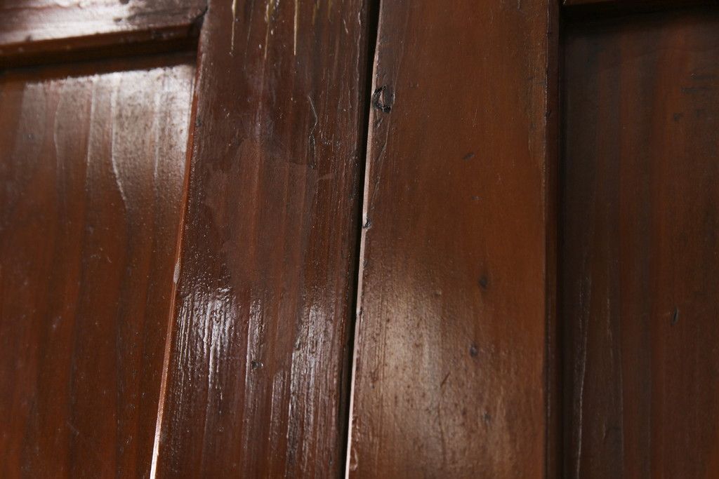 昭和初期の板戸3枚セットをリペア&カスタム!高さと幅をリサイズし、それぞれ片引戸として使えるようリメイク。現状をベースに1トーン落ち着いた色味に着色仕上げ。(建具、引き戸)