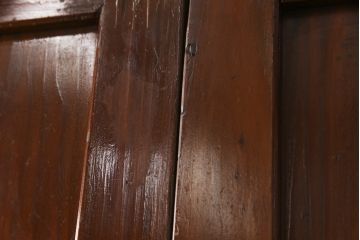 昭和初期の板戸3枚セットをリペア&カスタム!高さと幅をリサイズし、それぞれ片引戸として使えるようリメイク。現状をベースに1トーン落ち着いた色味に着色仕上げ。(建具、引き戸)