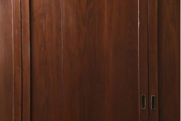 昭和初期の板戸3枚セットをリペア&カスタム!高さと幅をリサイズし、それぞれ片引戸として使えるようリメイク。現状をベースに1トーン落ち着いた色味に着色仕上げ。(建具、引き戸)