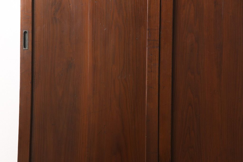 昭和初期の板戸3枚セットをリペア&カスタム!高さと幅をリサイズし、それぞれ片引戸として使えるようリメイク。現状をベースに1トーン落ち着いた色味に着色仕上げ。(建具、引き戸)