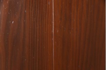 昭和初期の板戸3枚セットをリペア&カスタム!高さと幅をリサイズし、それぞれ片引戸として使えるようリメイク。現状をベースに1トーン落ち着いた色味に着色仕上げ。(建具、引き戸)