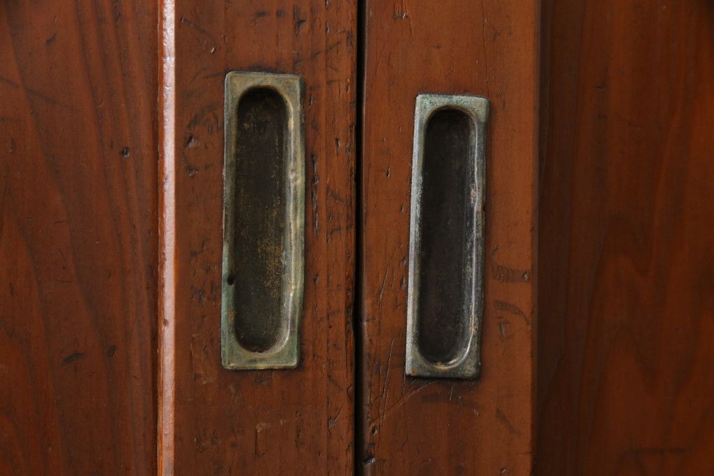 昭和初期の板戸3枚セットをリペア&カスタム!高さと幅をリサイズし、それぞれ片引戸として使えるようリメイク。現状をベースに1トーン落ち着いた色味に着色仕上げ。(建具、引き戸)