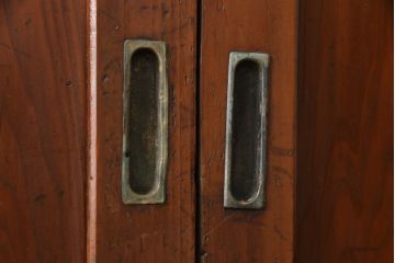 昭和初期の板戸3枚セットをリペア&カスタム!高さと幅をリサイズし、それぞれ片引戸として使えるようリメイク。現状をベースに1トーン落ち着いた色味に着色仕上げ。(建具、引き戸)