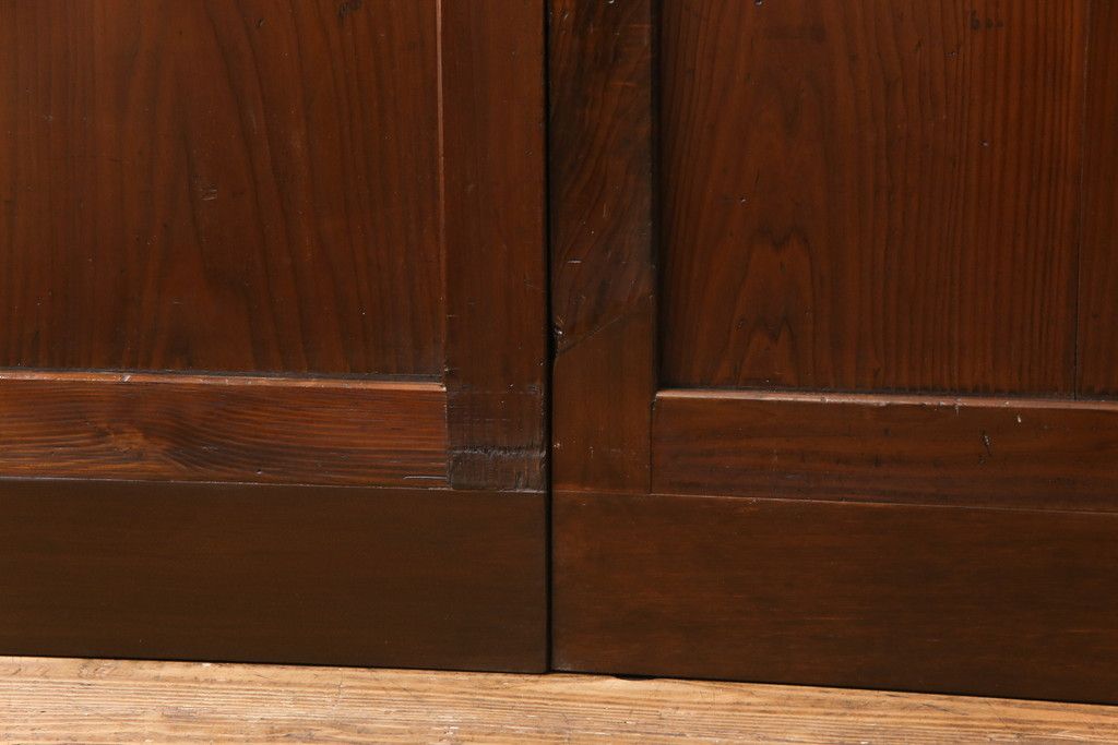 昭和初期の板戸3枚セットをリペア&カスタム!高さと幅をリサイズし、それぞれ片引戸として使えるようリメイク。現状をベースに1トーン落ち着いた色味に着色仕上げ。(建具、引き戸)