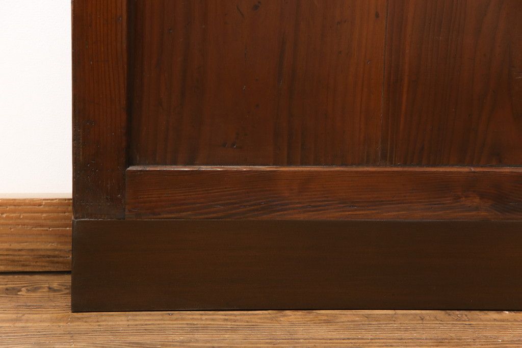 昭和初期の板戸3枚セットをリペア&カスタム!高さと幅をリサイズし、それぞれ片引戸として使えるようリメイク。現状をベースに1トーン落ち着いた色味に着色仕上げ。(建具、引き戸)