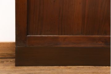 昭和初期の板戸3枚セットをリペア&カスタム!高さと幅をリサイズし、それぞれ片引戸として使えるようリメイク。現状をベースに1トーン落ち着いた色味に着色仕上げ。(建具、引き戸)