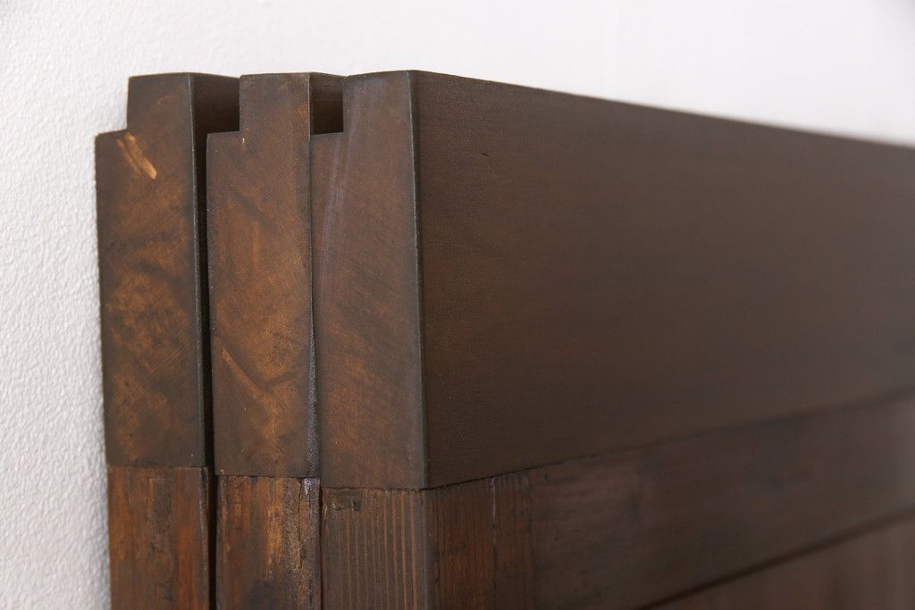 昭和初期の板戸3枚セットをリペア&カスタム!高さと幅をリサイズし、それぞれ片引戸として使えるようリメイク。現状をベースに1トーン落ち着いた色味に着色仕上げ。(建具、引き戸)