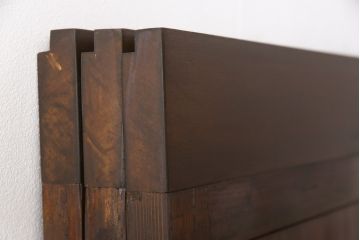 昭和初期の板戸3枚セットをリペア&カスタム!高さと幅をリサイズし、それぞれ片引戸として使えるようリメイク。現状をベースに1トーン落ち着いた色味に着色仕上げ。(建具、引き戸)