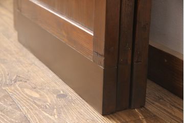 昭和初期の板戸3枚セットをリペア&カスタム!高さと幅をリサイズし、それぞれ片引戸として使えるようリメイク。現状をベースに1トーン落ち着いた色味に着色仕上げ。(建具、引き戸)