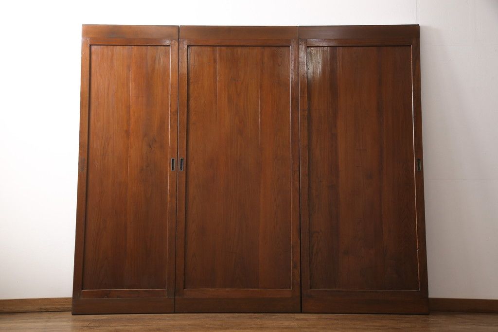 昭和初期の板戸3枚セットをリペア&カスタム!高さと幅をリサイズし、それぞれ片引戸として使えるようリメイク。現状をベースに1トーン落ち着いた色味に着色仕上げ。(建具、引き戸)