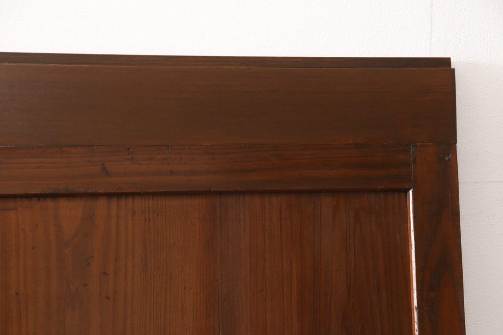 昭和初期の板戸3枚セットをリペア&カスタム!高さと幅をリサイズし、それぞれ片引戸として使えるようリメイク。現状をベースに1トーン落ち着いた色味に着色仕上げ。(建具、引き戸)