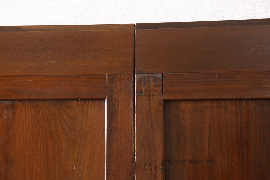 昭和初期の板戸3枚セットをリペア&カスタム!高さと幅をリサイズし、それぞれ片引戸として使えるようリメイク。現状をベースに1トーン落ち着いた色味に着色仕上げ。(建具、引き戸)