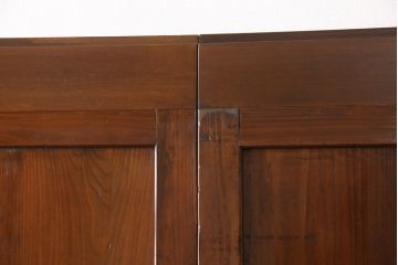 昭和初期の板戸3枚セットをリペア&カスタム!高さと幅をリサイズし、それぞれ片引戸として使えるようリメイク。現状をベースに1トーン落ち着いた色味に着色仕上げ。(建具、引き戸)