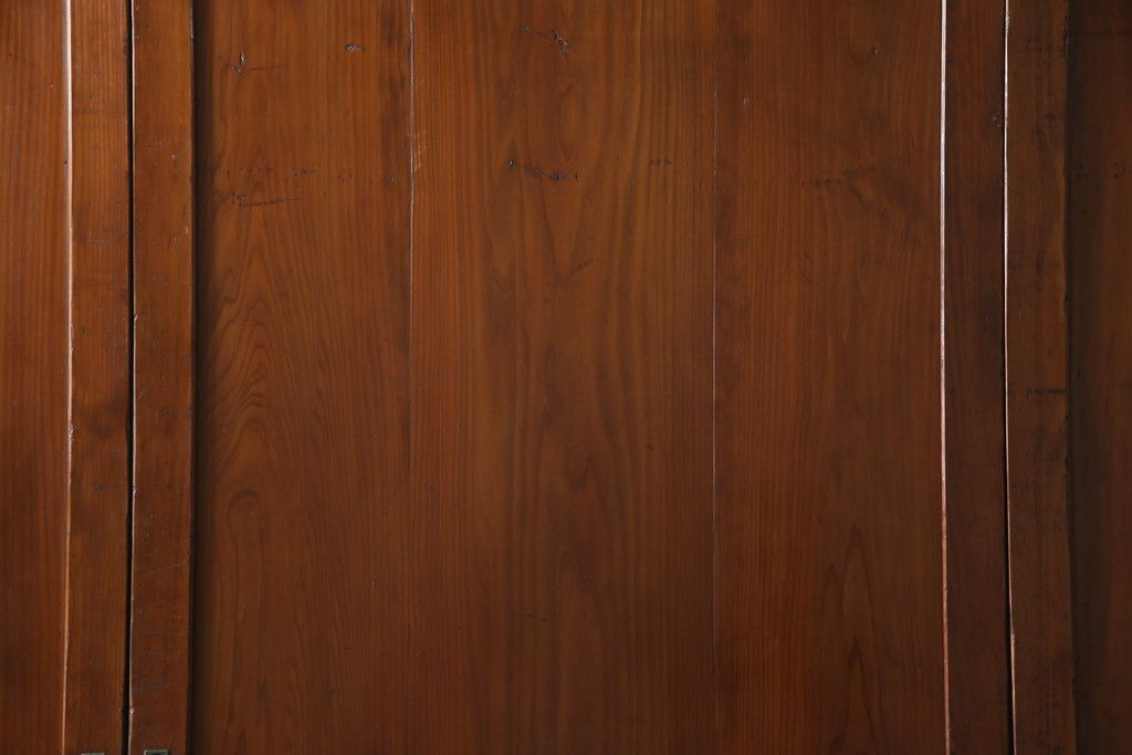 昭和初期の板戸3枚セットをリペア&カスタム!高さと幅をリサイズし、それぞれ片引戸として使えるようリメイク。現状をベースに1トーン落ち着いた色味に着色仕上げ。(建具、引き戸)