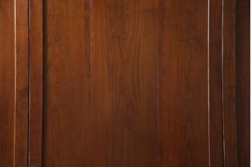 昭和初期の板戸3枚セットをリペア&カスタム!高さと幅をリサイズし、それぞれ片引戸として使えるようリメイク。現状をベースに1トーン落ち着いた色味に着色仕上げ。(建具、引き戸)