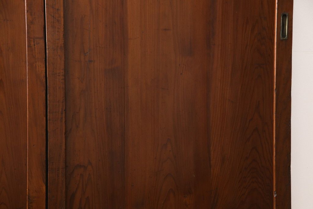 昭和初期の板戸3枚セットをリペア&カスタム!高さと幅をリサイズし、それぞれ片引戸として使えるようリメイク。現状をベースに1トーン落ち着いた色味に着色仕上げ。(建具、引き戸)