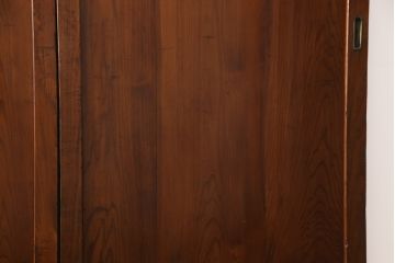 昭和初期の板戸3枚セットをリペア&カスタム!高さと幅をリサイズし、それぞれ片引戸として使えるようリメイク。現状をベースに1トーン落ち着いた色味に着色仕上げ。(建具、引き戸)