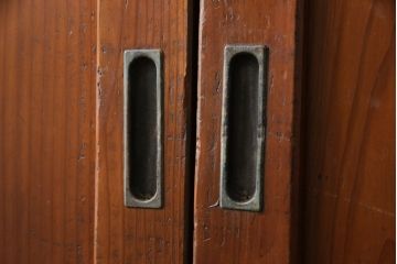 昭和初期の板戸3枚セットをリペア&カスタム!高さと幅をリサイズし、それぞれ片引戸として使えるようリメイク。現状をベースに1トーン落ち着いた色味に着色仕上げ。(建具、引き戸)