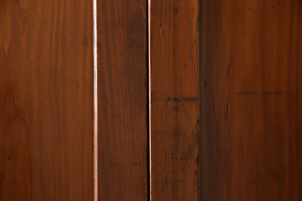 昭和初期の板戸3枚セットをリペア&カスタム!高さと幅をリサイズし、それぞれ片引戸として使えるようリメイク。現状をベースに1トーン落ち着いた色味に着色仕上げ。(建具、引き戸)