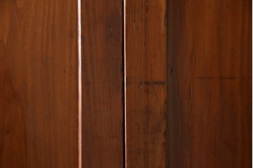 昭和初期の板戸3枚セットをリペア&カスタム!高さと幅をリサイズし、それぞれ片引戸として使えるようリメイク。現状をベースに1トーン落ち着いた色味に着色仕上げ。(建具、引き戸)