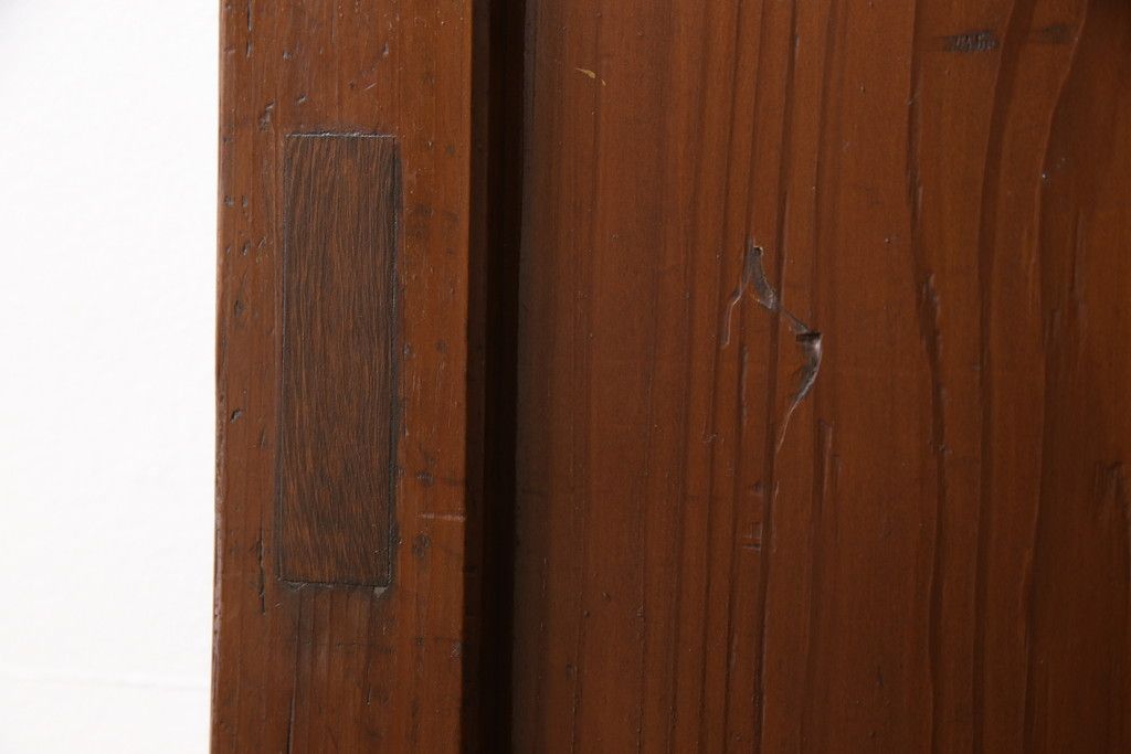 昭和初期の板戸3枚セットをリペア&カスタム!高さと幅をリサイズし、それぞれ片引戸として使えるようリメイク。現状をベースに1トーン落ち着いた色味に着色仕上げ。(建具、引き戸)