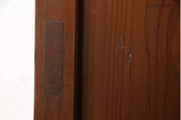 昭和初期の板戸3枚セットをリペア&カスタム!高さと幅をリサイズし、それぞれ片引戸として使えるようリメイク。現状をベースに1トーン落ち着いた色味に着色仕上げ。(建具、引き戸)