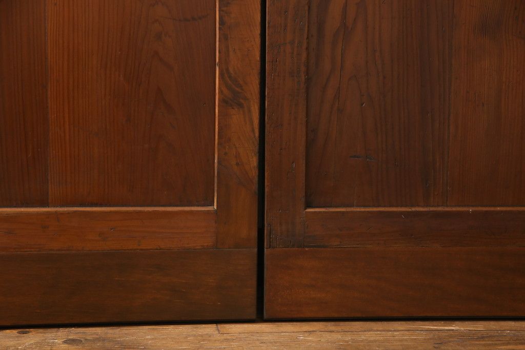 昭和初期の板戸3枚セットをリペア&カスタム!高さと幅をリサイズし、それぞれ片引戸として使えるようリメイク。現状をベースに1トーン落ち着いた色味に着色仕上げ。(建具、引き戸)