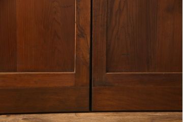 昭和初期の板戸3枚セットをリペア&カスタム!高さと幅をリサイズし、それぞれ片引戸として使えるようリメイク。現状をベースに1トーン落ち着いた色味に着色仕上げ。(建具、引き戸)