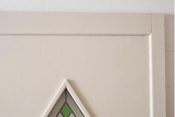 引き戸2枚をリペア&カスタム!オリジナルのステンドグラスをはめ込み、全体をアンティークホワイトでペイント仕上げ。(ガラス戸、建具)