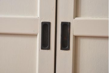引き戸2枚をリペア&カスタム!オリジナルのステンドグラスをはめ込み、全体をアンティークホワイトでペイント仕上げ。(ガラス戸、建具)