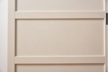 引き戸2枚をリペア&カスタム!オリジナルのステンドグラスをはめ込み、全体をアンティークホワイトでペイント仕上げ。(ガラス戸、建具)