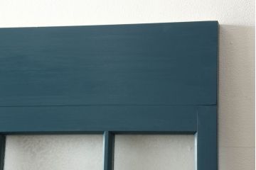 昭和中期のガラス戸2枚セットをリペア&カスタム!高さと幅をリサイズし、指定箇所を花菱模様・市松模様のガラスに差し替え。本体は暗めの青色にペイント仕上げ。(引き戸、建具)